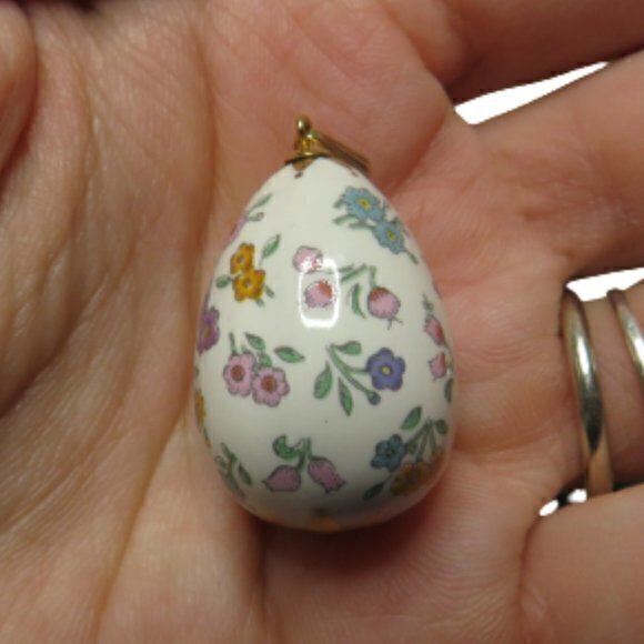Franklin‎ Porcelain The Flowers of Spring easter egg pendant - Picture 2 of 6